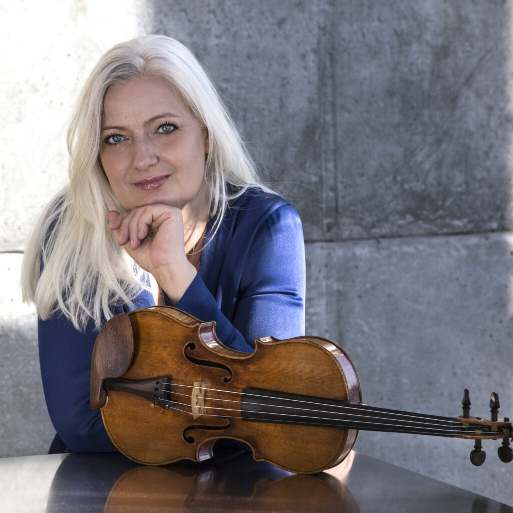 Fredag d. 3. juli kl. 17.00 Christina Åstrand